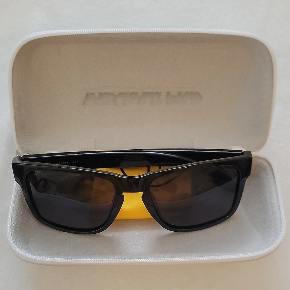 Black Sunglasses - Picture 9 of 11